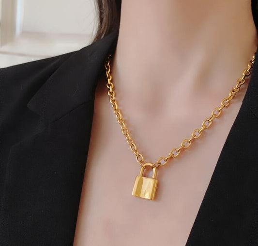 CHUNKY LOCK NECKLACE